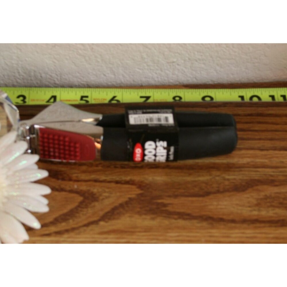 OXO Good Grips Garlic Press Heavy Duty Die Cast Zinc Black Kitchen Tool - Picture 2 of 3